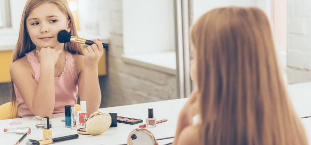 Votre fille de 10 ans veut se maquiller, voici quelques conseils